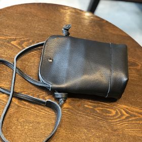 Vintage Handmade Small Women's Soft Leather Mobile Phone Single Shoulder Crossbody Bag (Color: Black)